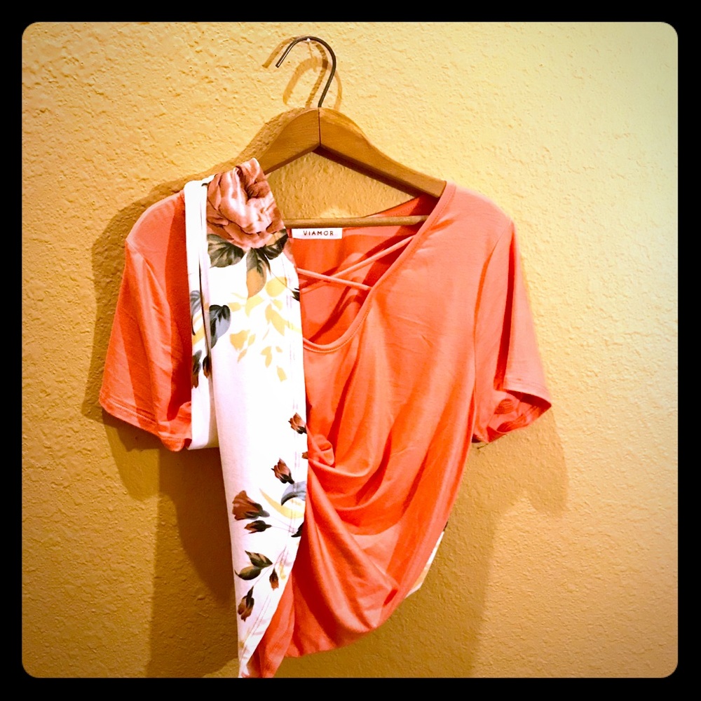 🛍 3FOR $15 🛍 Coral Shirt With Floral Back Size M